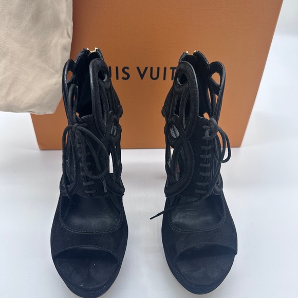Louis Vuitton Suade Pumps Heels Black Size 38 LV 8 US 100% Authentic! - Picture 2 of 7